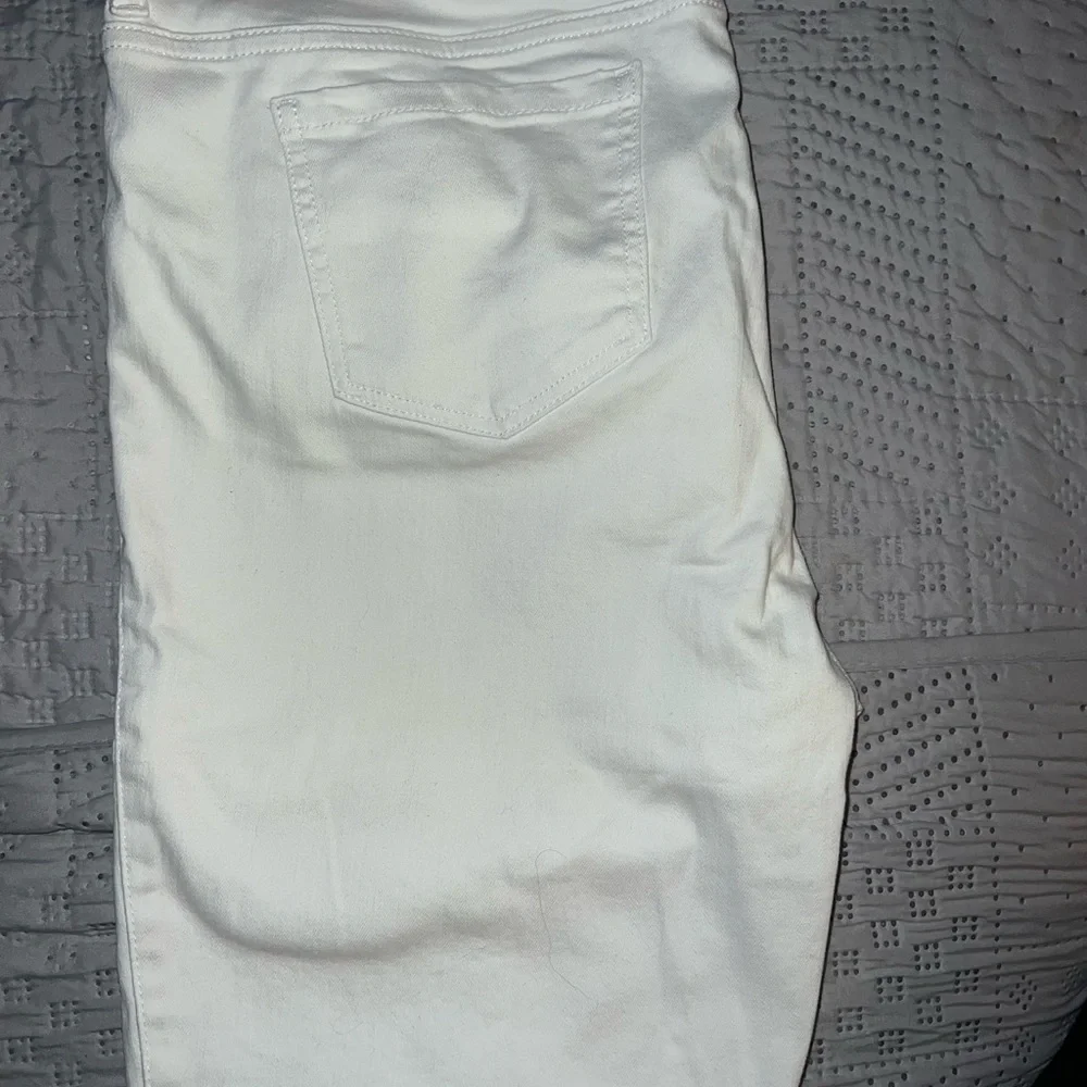 11” White Jegging Bermuda shorts - Picture 4 of 4